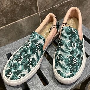 NEW Serra Green and Pink Palm Leaf Print Canvas Slip On Size 10